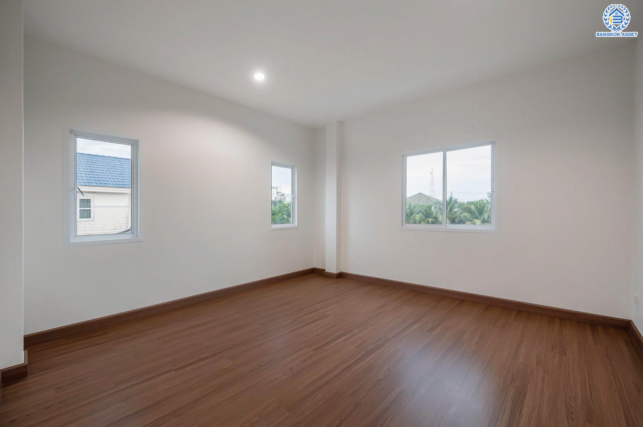 บ้านมือสองตกแต่งใหม่ โครงการ นาราภิรมย์ พุทธมณฑลสาย3 ตกแต่งหรูหรา เนื้อที่ 100 ตร.ว. พื้นที่ใช้สอย 218.73 ตร.ม. ฟังก์ชัน 3 ห้องนอน 4 ห้องน้ำ 1 ห้องแม่บ้าน จอดรถได้ 2 คัน บนทำเลเชื่อมต่อเมือง ใกล้เซ็นทรัลศาลายา, เดอะมอลล์บางแค และทางคู่ขนานลอยฟ้าบรมราชชนนี รายล้อมด้วยสิ่งอำนวยความสะดวกครบ